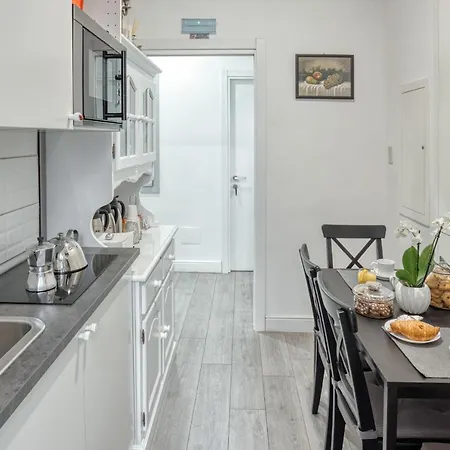 Konukevi Rhome 4*